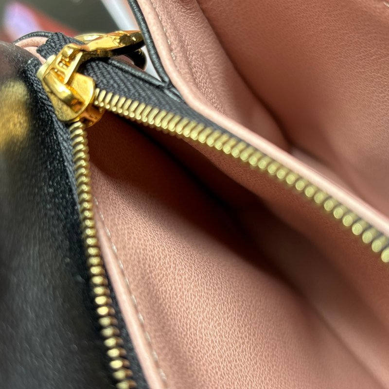 ::Louis Vuitton::LV M82116 Pochette Coussin Monogram 黑色羊皮壓花圖案圖樣 鏈帶肩背包-37