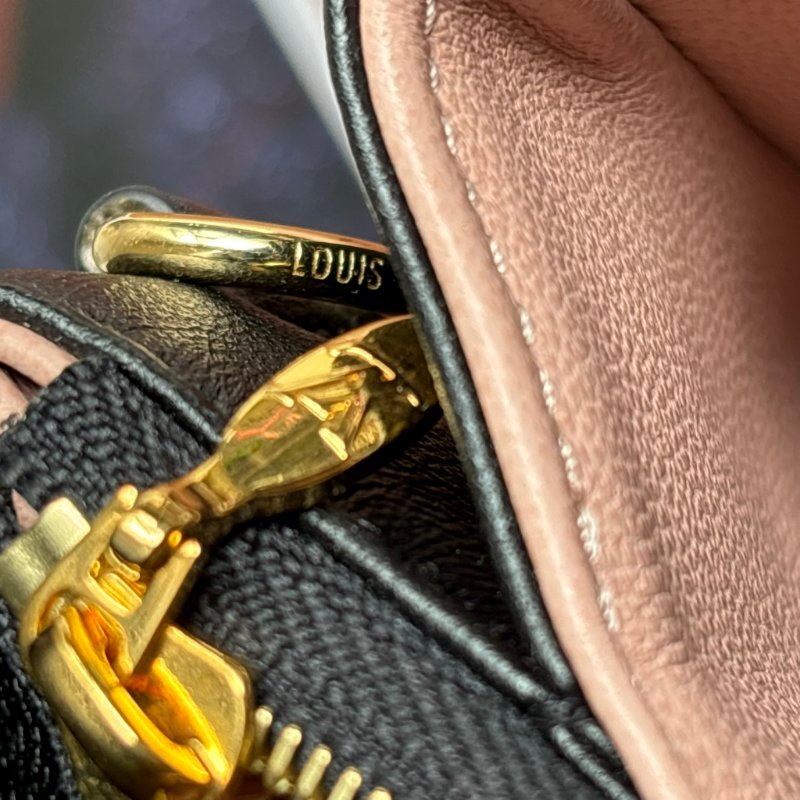 ::Louis Vuitton::LV M82116 Pochette Coussin Monogram 黑色羊皮壓花圖案圖樣 鏈帶肩背包-38