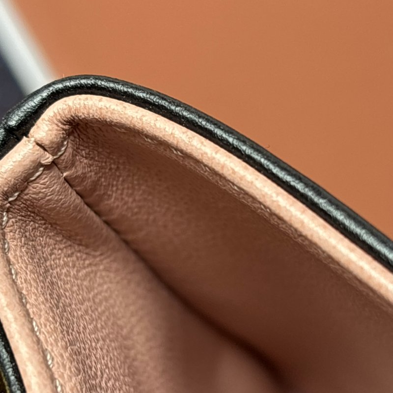 ::Louis Vuitton::LV M82116 Pochette Coussin Monogram 黑色羊皮壓花圖案圖樣 鏈帶肩背包-39