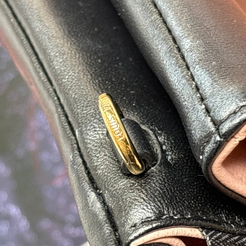 ::Louis Vuitton::LV M82116 Pochette Coussin Monogram 黑色羊皮壓花圖案圖樣 鏈帶肩背包-40