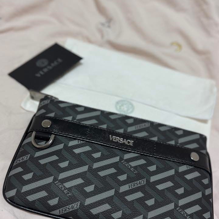全新 VERSACE凡賽斯手拿包 護照包 腰包-0