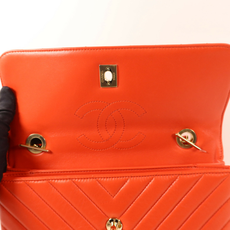 CHANEL 羊皮皮革Trendy CC Chevron Wallet On Chain金扣鏈帶肩背袋-12