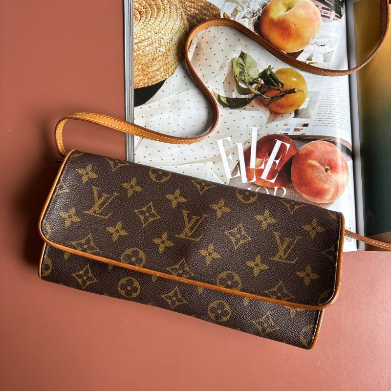 ::Louis Vuitton:: Pochette Twin 花紋信封式斜背包 腰包 手拿包-0