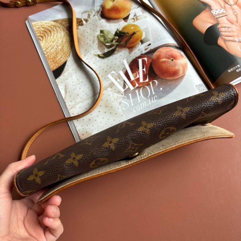 ::Louis Vuitton:: Pochette Twin 花紋信封式斜背包 腰包 手拿包-5