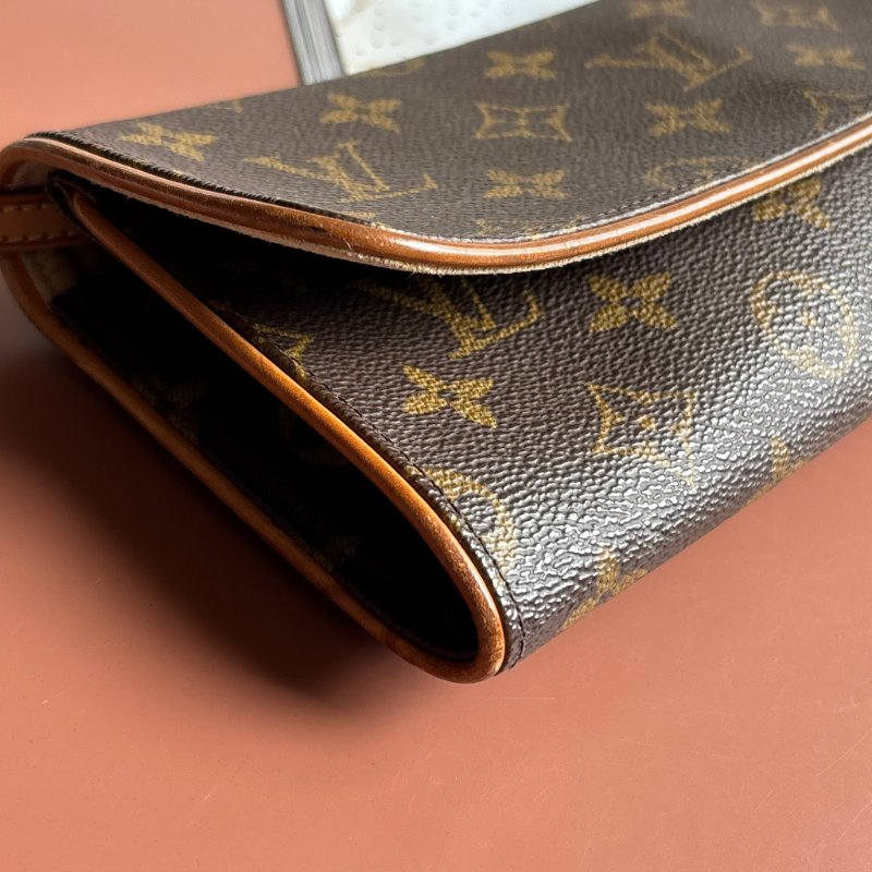 ::Louis Vuitton:: Pochette Twin 花紋信封式斜背包 腰包 手拿包-8