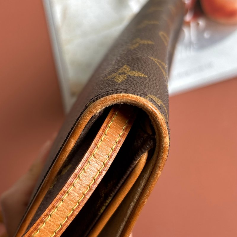 ::Louis Vuitton:: Pochette Twin 花紋信封式斜背包 腰包 手拿包-11