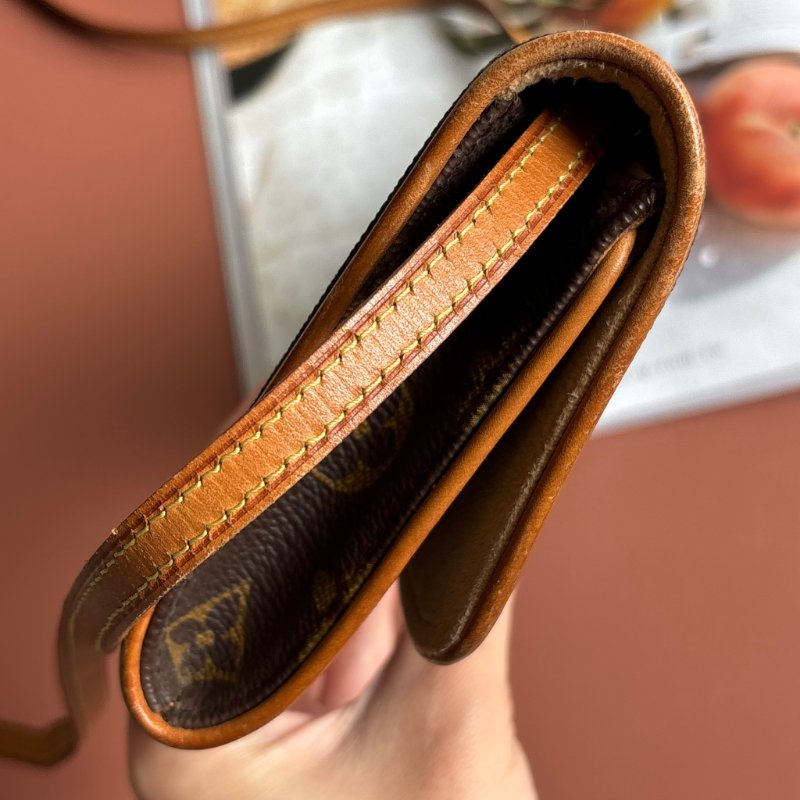 ::Louis Vuitton:: Pochette Twin 花紋信封式斜背包 腰包 手拿包-12