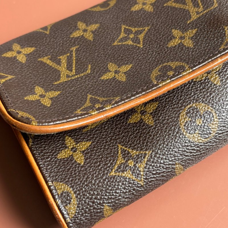 ::Louis Vuitton:: Pochette Twin 花紋信封式斜背包 腰包 手拿包-14