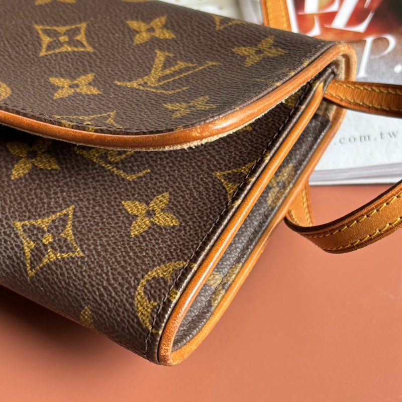 ::Louis Vuitton:: Pochette Twin 花紋信封式斜背包 腰包 手拿包-17