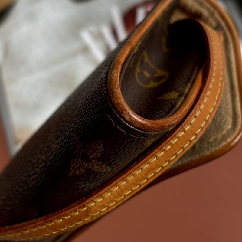 ::Louis Vuitton:: Pochette Twin 花紋信封式斜背包 腰包 手拿包-23