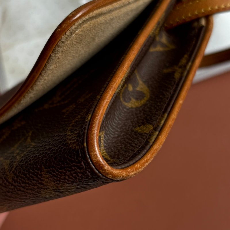 ::Louis Vuitton:: Pochette Twin 花紋信封式斜背包 腰包 手拿包-24