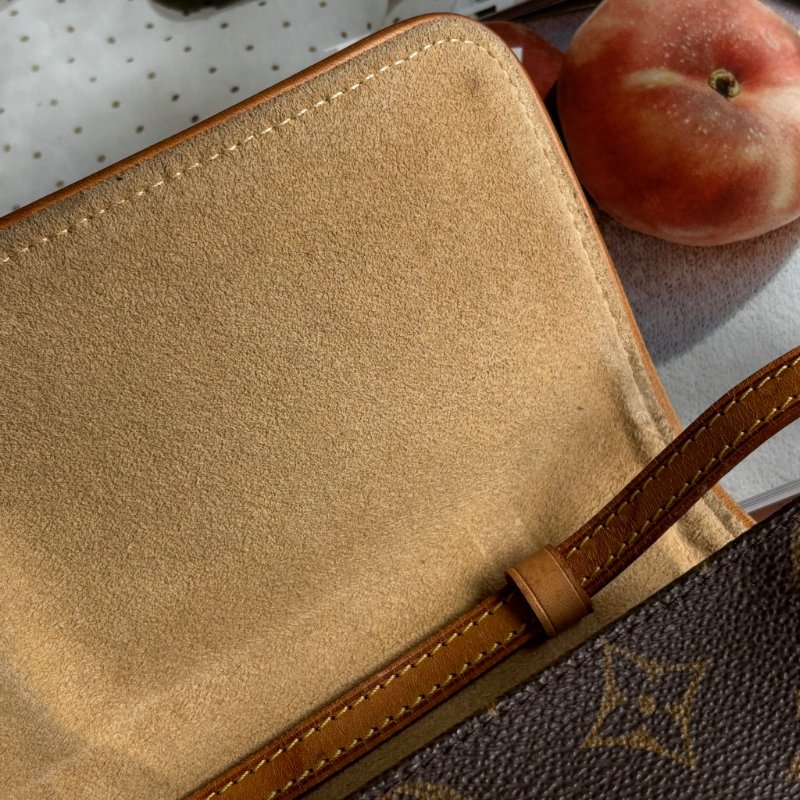 ::Louis Vuitton:: Pochette Twin 花紋信封式斜背包 腰包 手拿包-25