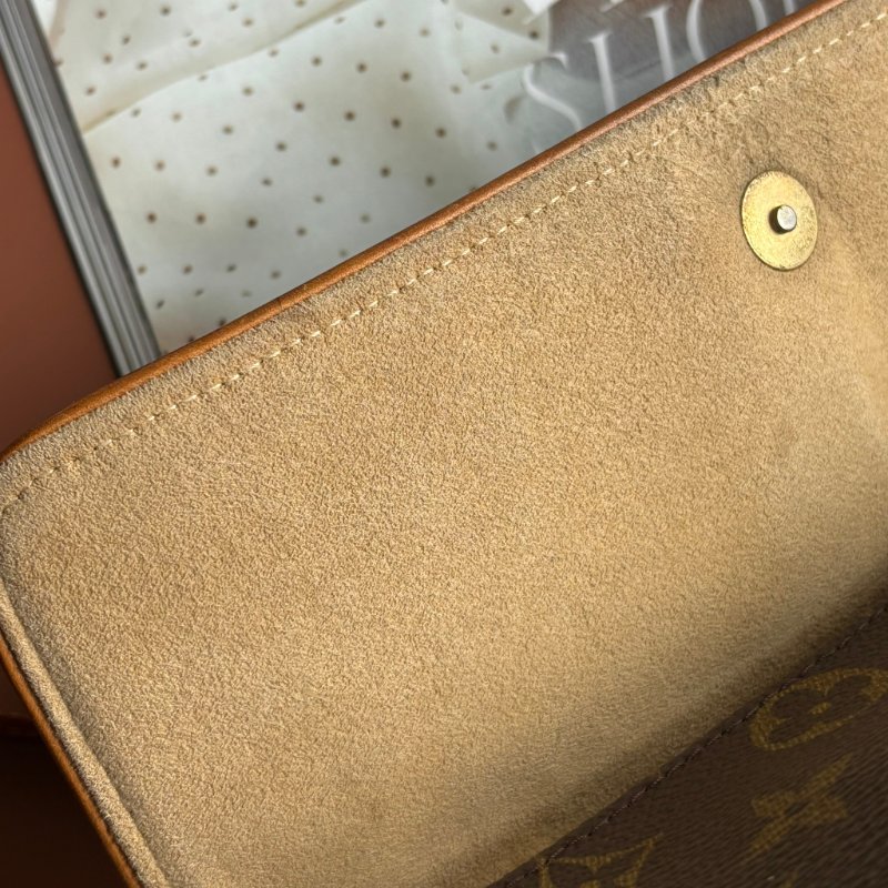 ::Louis Vuitton:: Pochette Twin 花紋信封式斜背包 腰包 手拿包-27