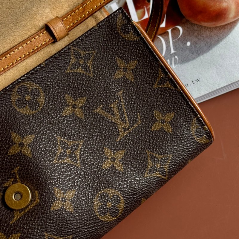 ::Louis Vuitton:: Pochette Twin 花紋信封式斜背包 腰包 手拿包-28