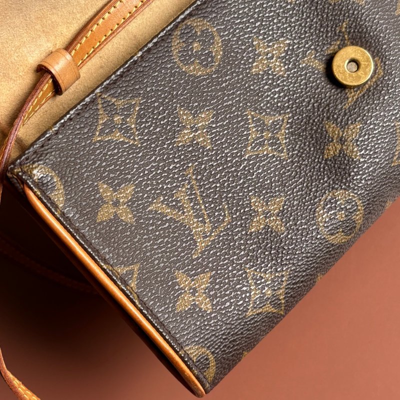 ::Louis Vuitton:: Pochette Twin 花紋信封式斜背包 腰包 手拿包-30