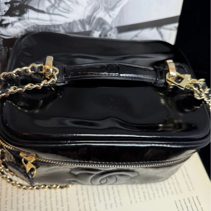 香奈兒 包 黑色漆皮 漆皮材質 亮面 化妝包 化妝盒  小盒子 鏈條包 斜挎包 斜背包 側背包 手提包 復古包 皮革包 包包 皮革包  二手包 中古包 二手  復古 古董包 Vintage Chanel black patent leather vanity bag-1