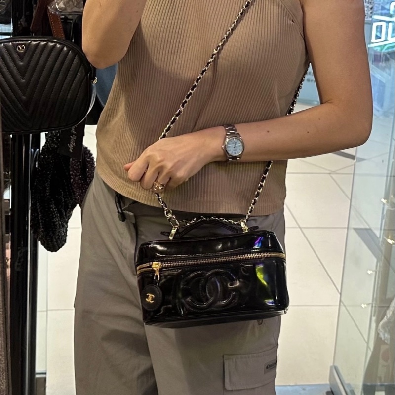 香奈兒 包 黑色漆皮 漆皮材質 亮面 化妝包 化妝盒  小盒子 鏈條包 斜挎包 斜背包 側背包 手提包 復古包 皮革包 包包 皮革包  二手包 中古包 二手  復古 古董包 Vintage Chanel black patent leather vanity bag-2