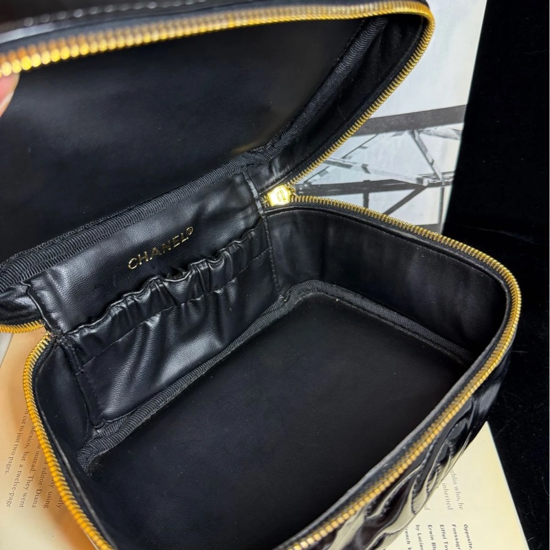 香奈兒 包 黑色漆皮 漆皮材質 亮面 化妝包 化妝盒  小盒子 鏈條包 斜挎包 斜背包 側背包 手提包 復古包 皮革包 包包 皮革包  二手包 中古包 二手  復古 古董包 Vintage Chanel black patent leather vanity bag-4