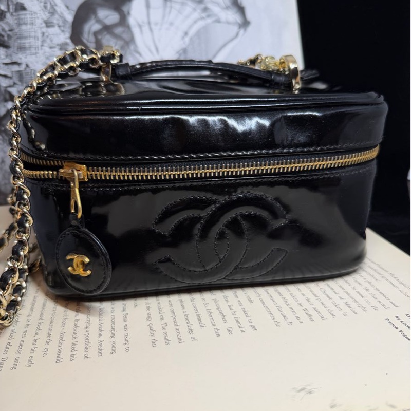 香奈兒 包 黑色漆皮 漆皮材質 亮面 化妝包 化妝盒  小盒子 鏈條包 斜挎包 斜背包 側背包 手提包 復古包 皮革包 包包 皮革包  二手包 中古包 二手  復古 古董包 Vintage Chanel black patent leather vanity bag-5