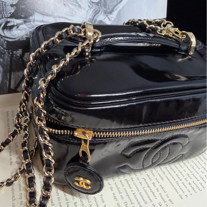 香奈兒 包 黑色漆皮 漆皮材質 亮面 化妝包 化妝盒  小盒子 鏈條包 斜挎包 斜背包 側背包 手提包 復古包 皮革包 包包 皮革包  二手包 中古包 二手  復古 古董包 Vintage Chanel black patent leather vanity bag-7
