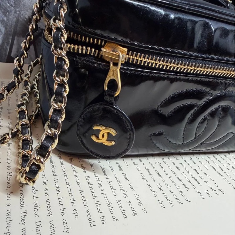香奈兒 包 黑色漆皮 漆皮材質 亮面 化妝包 化妝盒  小盒子 鏈條包 斜挎包 斜背包 側背包 手提包 復古包 皮革包 包包 皮革包  二手包 中古包 二手  復古 古董包 Vintage Chanel black patent leather vanity bag-8