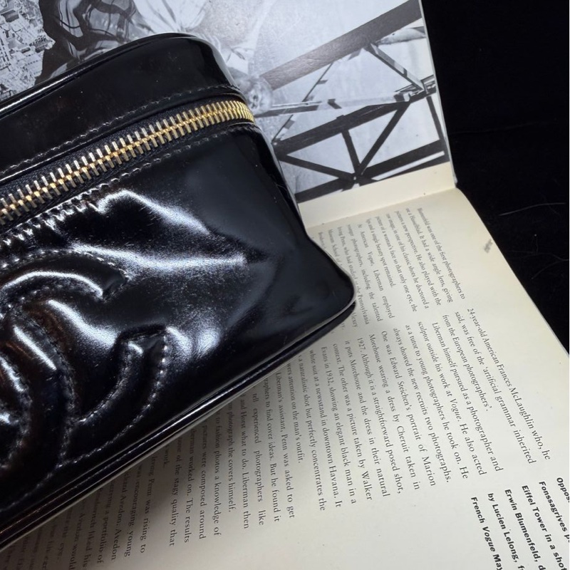 香奈兒 包 黑色漆皮 漆皮材質 亮面 化妝包 化妝盒  小盒子 鏈條包 斜挎包 斜背包 側背包 手提包 復古包 皮革包 包包 皮革包  二手包 中古包 二手  復古 古董包 Vintage Chanel black patent leather vanity bag-10