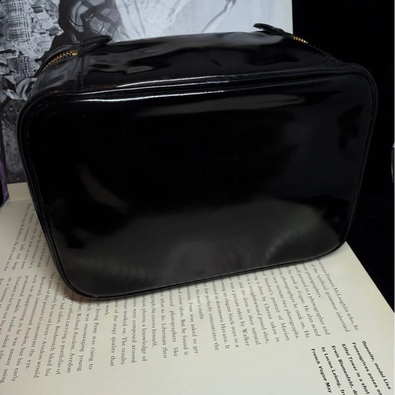 香奈兒 包 黑色漆皮 漆皮材質 亮面 化妝包 化妝盒  小盒子 鏈條包 斜挎包 斜背包 側背包 手提包 復古包 皮革包 包包 皮革包  二手包 中古包 二手  復古 古董包 Vintage Chanel black patent leather vanity bag-13