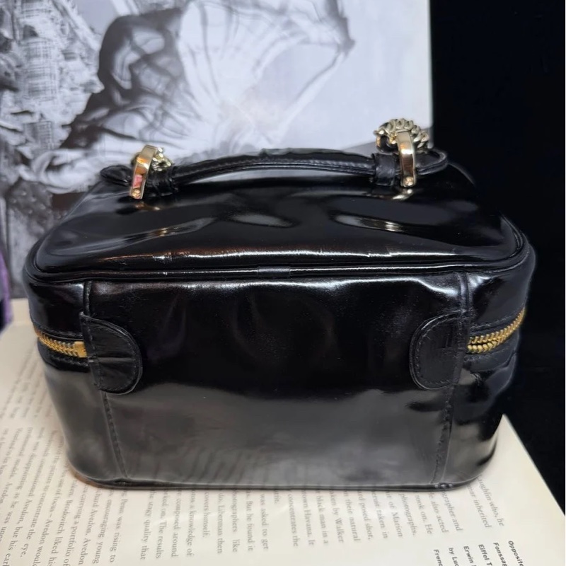 香奈兒 包 黑色漆皮 漆皮材質 亮面 化妝包 化妝盒  小盒子 鏈條包 斜挎包 斜背包 側背包 手提包 復古包 皮革包 包包 皮革包  二手包 中古包 二手  復古 古董包 Vintage Chanel black patent leather vanity bag-15