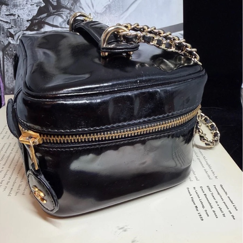 香奈兒 包 黑色漆皮 漆皮材質 亮面 化妝包 化妝盒  小盒子 鏈條包 斜挎包 斜背包 側背包 手提包 復古包 皮革包 包包 皮革包  二手包 中古包 二手  復古 古董包 Vintage Chanel black patent leather vanity bag-16