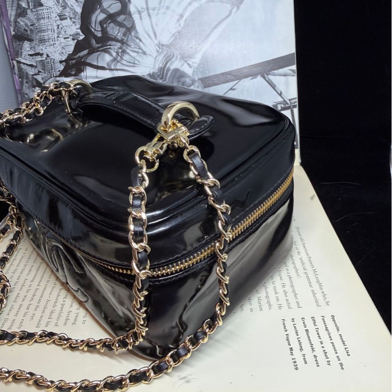 香奈兒 包 黑色漆皮 漆皮材質 亮面 化妝包 化妝盒  小盒子 鏈條包 斜挎包 斜背包 側背包 手提包 復古包 皮革包 包包 皮革包  二手包 中古包 二手  復古 古董包 Vintage Chanel black patent leather vanity bag-17
