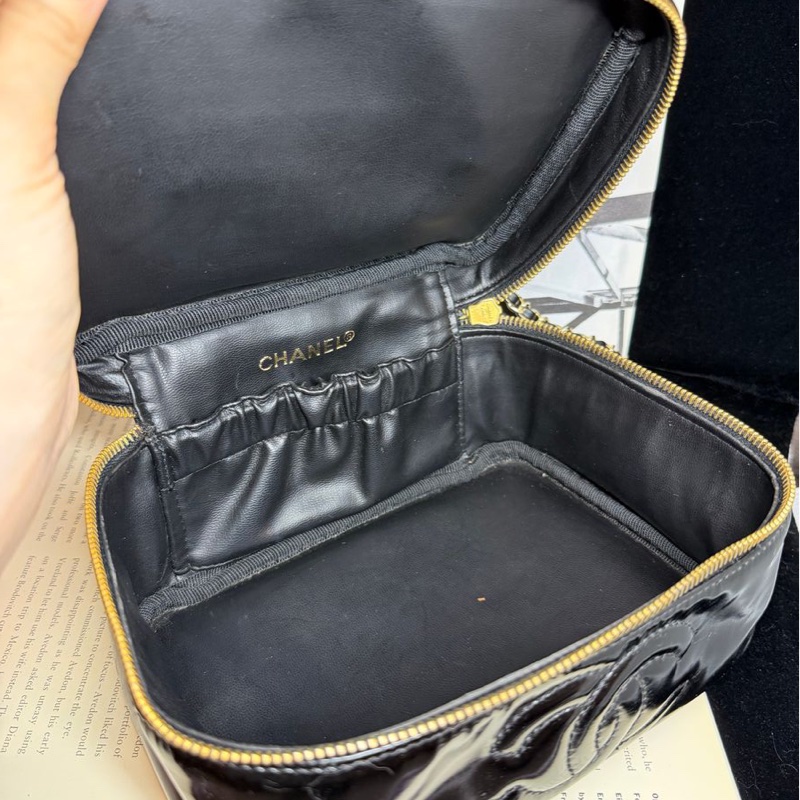 香奈兒 包 黑色漆皮 漆皮材質 亮面 化妝包 化妝盒  小盒子 鏈條包 斜挎包 斜背包 側背包 手提包 復古包 皮革包 包包 皮革包  二手包 中古包 二手  復古 古董包 Vintage Chanel black patent leather vanity bag-18