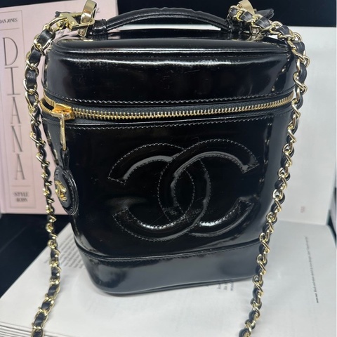 香奈兒 包 黑色漆皮 化妝包 化妝盒  小盒子 鏈條包 斜挎包 斜背包 側背包 手提包 復古包 皮革包 包包 皮革包  二手包 中古包 二手  復古 古董包 Vintage Chanel black patent leather vanity bag