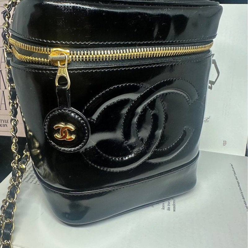 香奈兒 包 黑色漆皮 化妝包 化妝盒  小盒子 鏈條包 斜挎包 斜背包 側背包 手提包 復古包 皮革包 包包 皮革包  二手包 中古包 二手  復古 古董包 Vintage Chanel black patent leather vanity bag-1