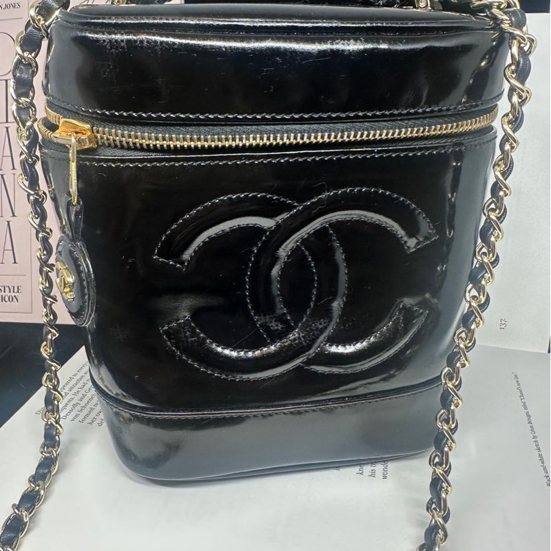 香奈兒 包 黑色漆皮 化妝包 化妝盒  小盒子 鏈條包 斜挎包 斜背包 側背包 手提包 復古包 皮革包 包包 皮革包  二手包 中古包 二手  復古 古董包 Vintage Chanel black patent leather vanity bag-3