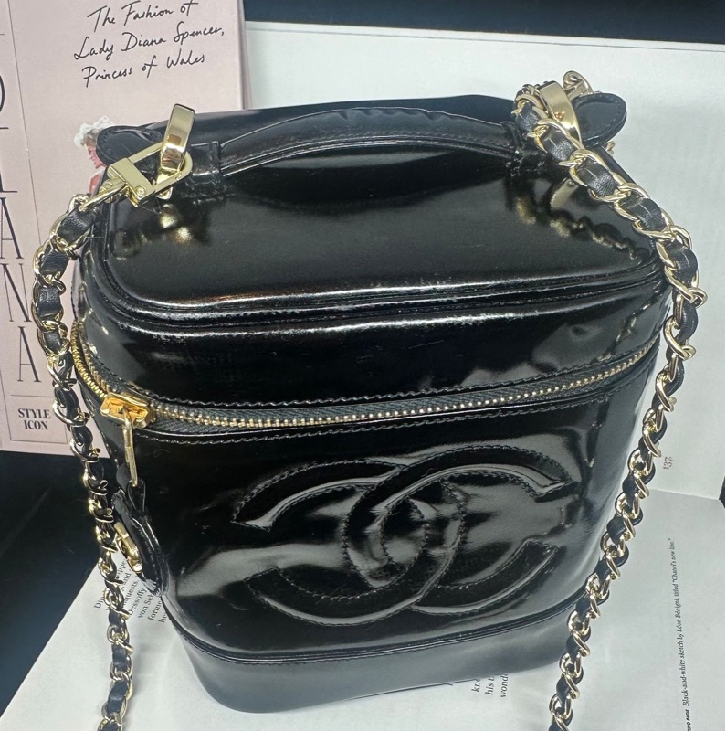 香奈兒 包 黑色漆皮 化妝包 化妝盒  小盒子 鏈條包 斜挎包 斜背包 側背包 手提包 復古包 皮革包 包包 皮革包  二手包 中古包 二手  復古 古董包 Vintage Chanel black patent leather vanity bag-4