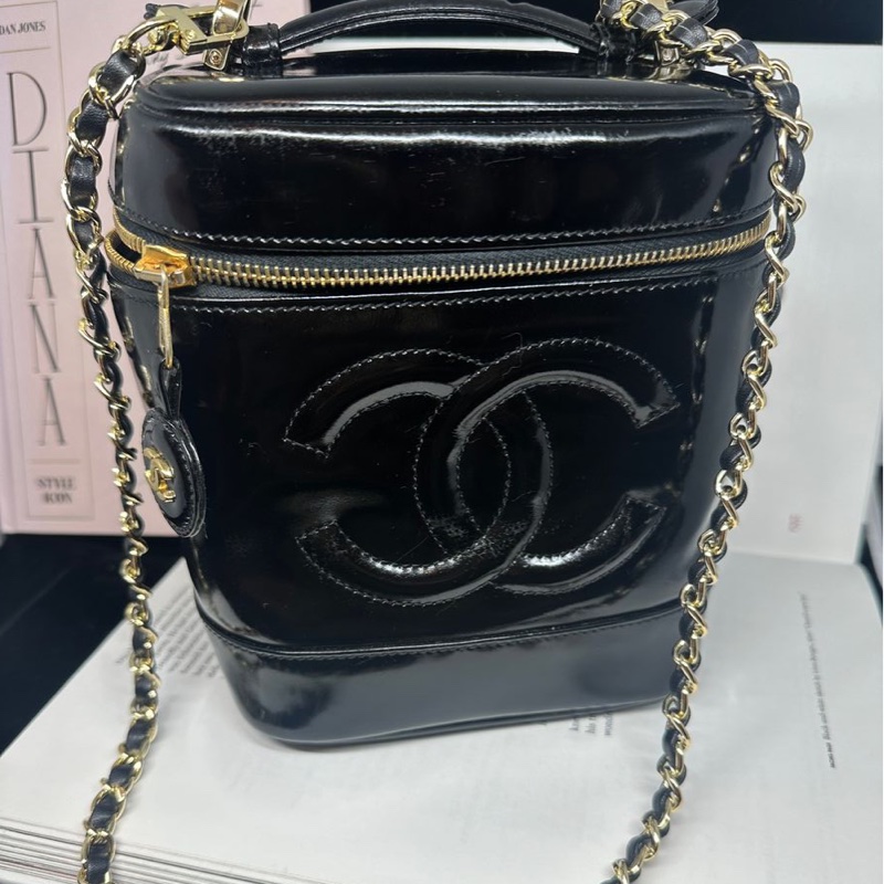 香奈兒 包 黑色漆皮 化妝包 化妝盒  小盒子 鏈條包 斜挎包 斜背包 側背包 手提包 復古包 皮革包 包包 皮革包  二手包 中古包 二手  復古 古董包 Vintage Chanel black patent leather vanity bag-5