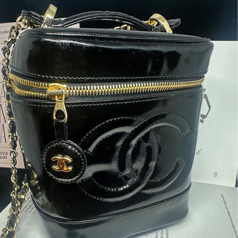 香奈兒 包 黑色漆皮 化妝包 化妝盒  小盒子 鏈條包 斜挎包 斜背包 側背包 手提包 復古包 皮革包 包包 皮革包  二手包 中古包 二手  復古 古董包 Vintage Chanel black patent leather vanity bag-7