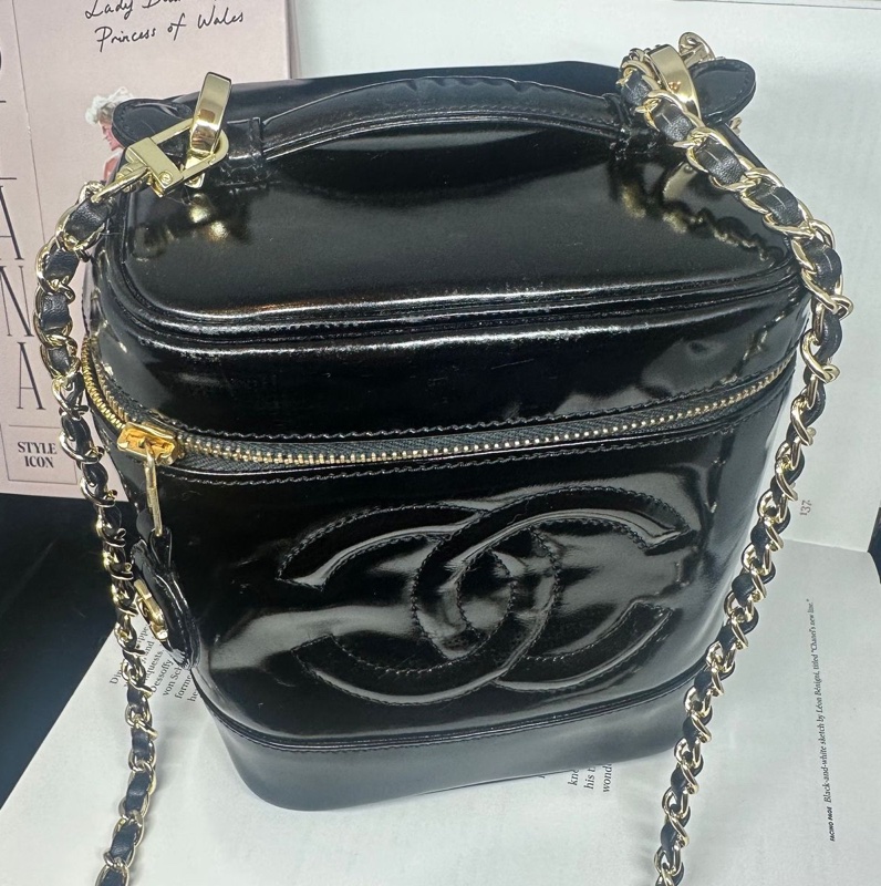 香奈兒 包 黑色漆皮 化妝包 化妝盒  小盒子 鏈條包 斜挎包 斜背包 側背包 手提包 復古包 皮革包 包包 皮革包  二手包 中古包 二手  復古 古董包 Vintage Chanel black patent leather vanity bag-8