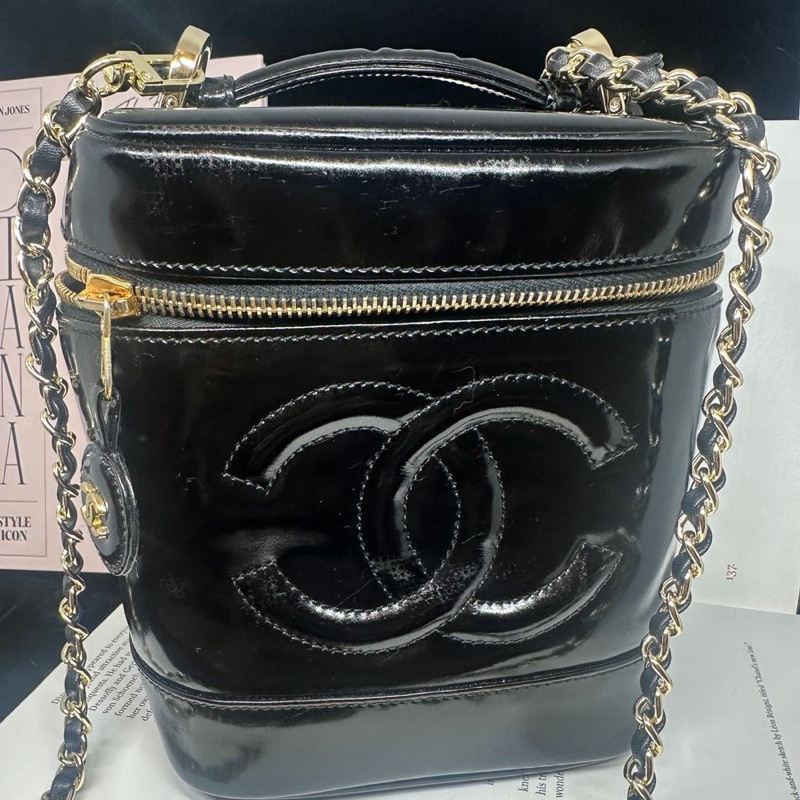香奈兒 包 黑色漆皮 化妝包 化妝盒  小盒子 鏈條包 斜挎包 斜背包 側背包 手提包 復古包 皮革包 包包 皮革包  二手包 中古包 二手  復古 古董包 Vintage Chanel black patent leather vanity bag-9