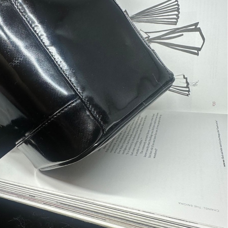 香奈兒 包 黑色漆皮 化妝包 化妝盒  小盒子 鏈條包 斜挎包 斜背包 側背包 手提包 復古包 皮革包 包包 皮革包  二手包 中古包 二手  復古 古董包 Vintage Chanel black patent leather vanity bag-13