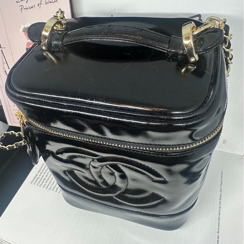 香奈兒 包 黑色漆皮 化妝包 化妝盒  小盒子 鏈條包 斜挎包 斜背包 側背包 手提包 復古包 皮革包 包包 皮革包  二手包 中古包 二手  復古 古董包 Vintage Chanel black patent leather vanity bag-16