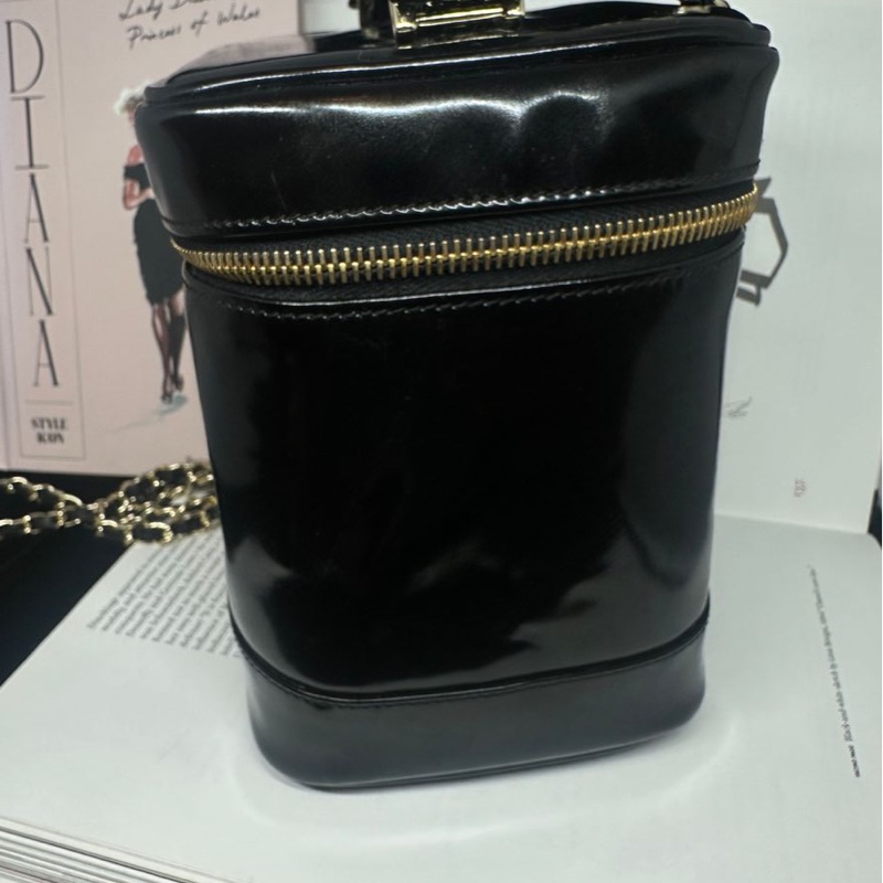 香奈兒 包 黑色漆皮 化妝包 化妝盒  小盒子 鏈條包 斜挎包 斜背包 側背包 手提包 復古包 皮革包 包包 皮革包  二手包 中古包 二手  復古 古董包 Vintage Chanel black patent leather vanity bag-18