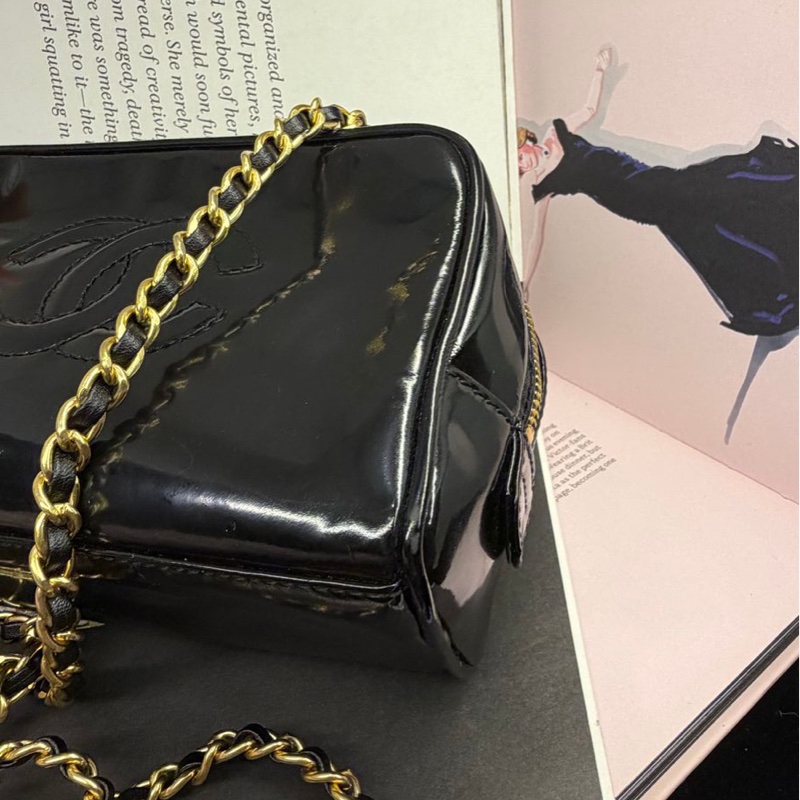 香奈兒 包 黑色漆皮 化妝包 化妝盒  小盒子 鏈條包 斜挎包 斜背包 側背包 手提包 復古包 皮革包 包包 皮革包  二手包 中古包 二手  復古 古董包 Vintage Chanel black patent leather vanity bag-11