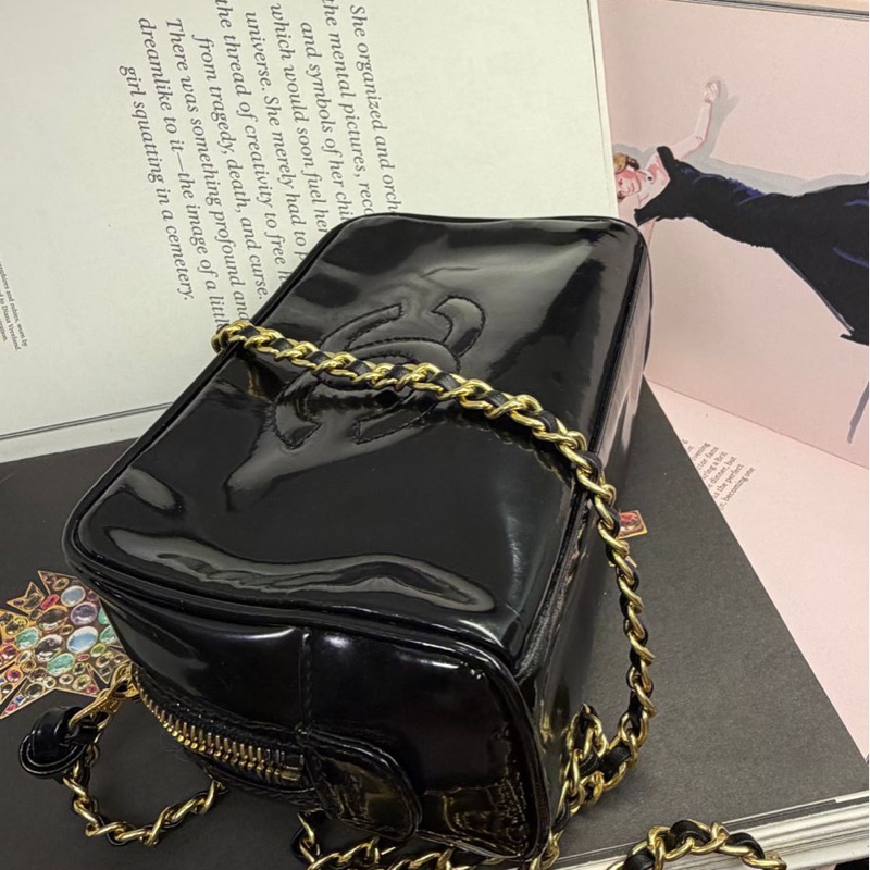香奈兒 包 黑色漆皮 化妝包 化妝盒  小盒子 鏈條包 斜挎包 斜背包 側背包 手提包 復古包 皮革包 包包 皮革包  二手包 中古包 二手  復古 古董包 Vintage Chanel black patent leather vanity bag-12