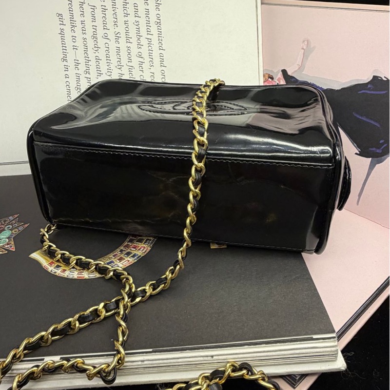 香奈兒 包 黑色漆皮 化妝包 化妝盒  小盒子 鏈條包 斜挎包 斜背包 側背包 手提包 復古包 皮革包 包包 皮革包  二手包 中古包 二手  復古 古董包 Vintage Chanel black patent leather vanity bag-13