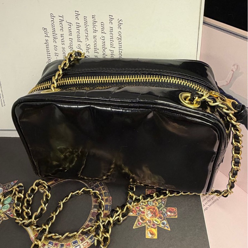 香奈兒 包 黑色漆皮 化妝包 化妝盒  小盒子 鏈條包 斜挎包 斜背包 側背包 手提包 復古包 皮革包 包包 皮革包  二手包 中古包 二手  復古 古董包 Vintage Chanel black patent leather vanity bag-15