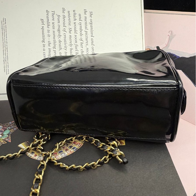 香奈兒 包 黑色漆皮 化妝包 化妝盒  小盒子 鏈條包 斜挎包 斜背包 側背包 手提包 復古包 皮革包 包包 皮革包  二手包 中古包 二手  復古 古董包 Vintage Chanel black patent leather vanity bag-18