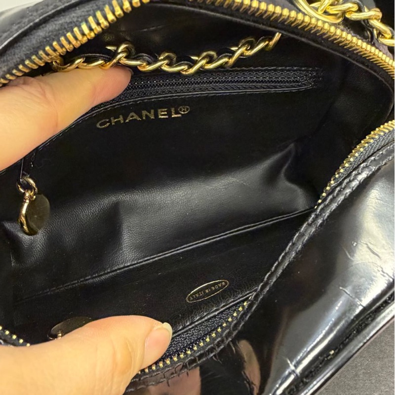 香奈兒 包 黑色漆皮 化妝包 化妝盒  小盒子 鏈條包 斜挎包 斜背包 側背包 手提包 復古包 皮革包 包包 皮革包  二手包 中古包 二手  復古 古董包 Vintage Chanel black patent leather vanity bag-19