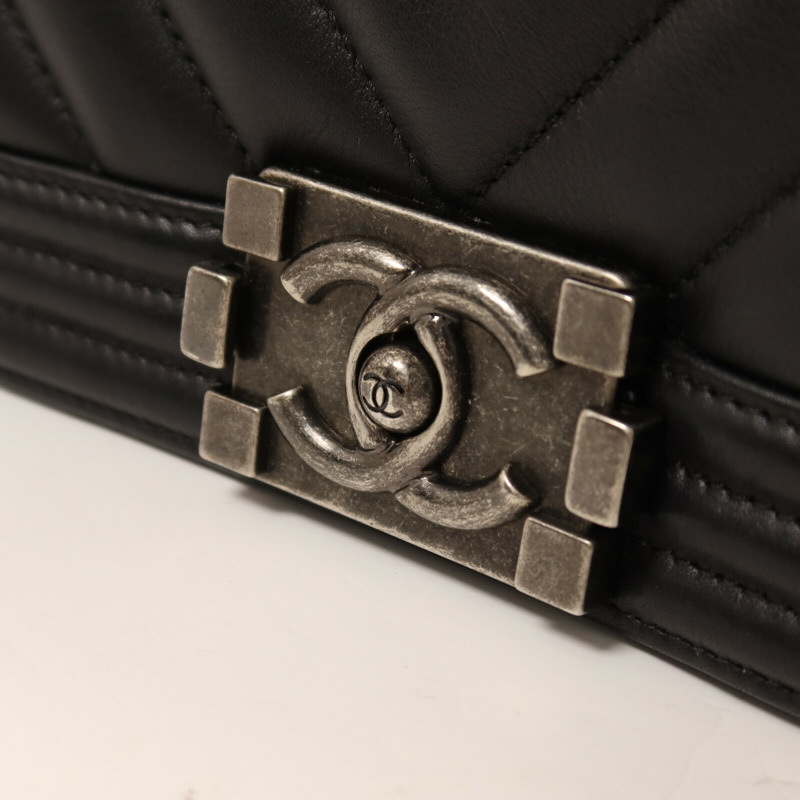 CHANEL 牛皮皮革Boy 25銀扣鏈帶肩背袋-10