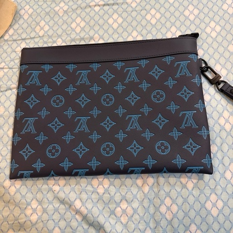 LV 滿印花手拿包